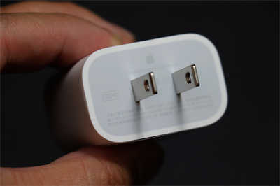 苹果新 20W USB-C 充电器开箱　和18W相比体积不变售价更便宜(5)