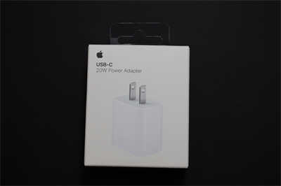 苹果新 20W USB-C 充电器开箱　和18W相比体积不变售价更便宜(1)