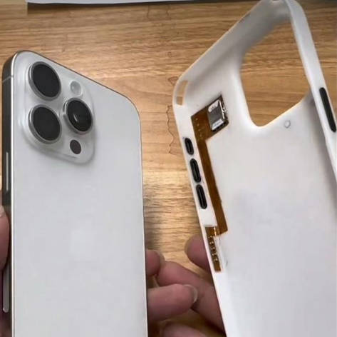 “苹果皮”重现江湖：华强北商家用外置 SIM 卡槽改装 iPhone 15 Pro(1)